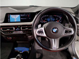 【ハンドル】ドライバーとBMW車の一体感がダイレクトに伝わるステアリングホイール。形状・太さへの拘りに加えて、操作性を高める為にスイッチ類も配置。クイックかつ安定のドライビングを体感下さい!