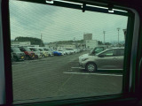 この度は、当店のお車をご覧いただきまして誠にありがとうございます。当店では全国販売・納車も行っております。県によって陸送費用は異なりますのでお気軽にお問い合わせください。