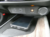 スマホを置くだけで充電してくる置くだけ充電機能が付いております。