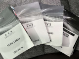 メンテナンスノート、取扱説明書ですね。 車の情報が凝縮されています。 車の整備記録が記載されている大事な物ですよ。