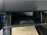 助手席の前にあるグローブボックスです。小物の収納に便利です。
