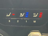 メモリー付きパワーシートが装備されている車両はシートの位置・ドアミラーの角度・ハンドルの位置を3名まで記憶出来ます。