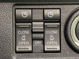 両側パワースライドドアウェルカムオープン機能 降車時にスイッチで予約しておけば、乗車時に電子カードキーを持ってクルマに近づくだけでパワースライドドアが自動でオープン♪