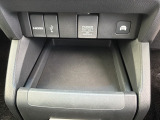 前席中央の便利なトレイ。電源・HDMI・USBの各端子があります。EV走行を選択する「EV」ボタンを装備。