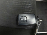 スマートキーです。バッグやポケットに携帯していれば、キーを取り出さなくてもドアの解錠・施錠ができます。エンジンの始動はブレーキを踏みながらパワースイッチをワンプッシュするだけです。