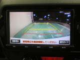 車両後方の映像を映すバックモニター。進路を確認しながら安全に車庫入れできます。