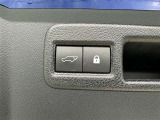 電動式バックドアです。 荷物を持ったままでもボタン一つで自動的に開け閉めできるので便利ですよ。 挟み込み防止機能も付いていますのでお子様の手や荷物を挟み込むのを防いでくれますよ。