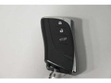 「スマートキー」。キーをポケットやバックに入れたまま車のドアの解錠・施錠、エンジンのON/OFFが行えるます。