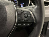 ステアリングスイッチ付きで、運転中に視線を前に向けたまま操作できます。