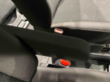 運転席にはフロントセンターアームレスト。
