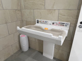 女性トイレにはおむつ交換台も完備しておりますので、小さなお子様がいらっしゃるお客様も安心してご来店ください。