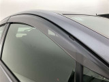 ドアバイザーも付いています。雨の日に少し窓を開けても、雨水が入りにくく、喫煙する方などにも強い味方です。