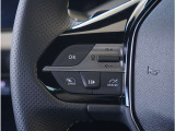 【アクティブクルーズコントロール】前走車がいる場合はレーダーと車載カメラがその速度と距離を検知し、適切な車間距離を保ちます。