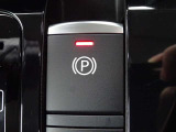 【電動パーキングブレーキスイッチ】オートホールドをONにすると、ブレーキを踏んで停車したときにペダルから足を離しても停車状態を維持!オートホールドをOFFにすることで手動解除のサイドブレーキに!