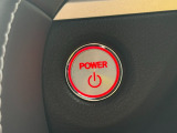 シートポジションを記録するメモリー機能付運転席パワーシート。ボタン1つで記録したポジションにシートが自動調節されます。同時に2つまで記録できますのでご夫婦や親子等でお使いになる際にとても便利です。