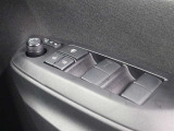 運転席からも操作可能な全席パワーウィンドウが装備されています。