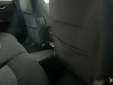 運転席・助手席のシートバックにはポケットがございます。小物を収納できますので大変便利です。