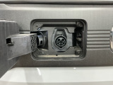 ★充電ソケット★充電口はフロントグリル部に配置。充電器とつないでも、充電ケーブルがドアの前を通りにくくなります♪