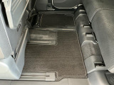 しっかりと汚れ、砂ぼこりを落とし足元まで清潔な車内空間を作り上げております♪