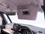 運転席サンバイザー裏にバニティミラー。気になった時にサッと身だしなみチェック。