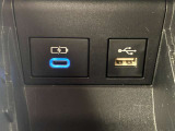 運転席と助手席の間にUSB電源があります。スマホなど外部機器の電源や充電に便利です。