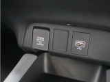◆USBチャージャー、12Vの電源ソケット◆使いやすい場所に装備されています。