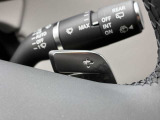 【パドルシフト】ハンドル裏の変速機を操作することで、D4、D3、D2といったギアにスムーズにシフトダウンできます。Sレンジでは、よりスポーティな走行を楽しむためのモードとして機能します。