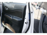 ドアの開放を後続車に知らせるブルーLEDの灯火が付いています。