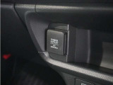 ◆12V電源ソケット◆スマートフォンの充電等にも便利な電源ソケット!使いやすい場所に装備されています。