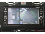 【アラウンドビューモニター】上空から見下ろしているかのような映像を映し出して、スムースな駐車をアシストします。