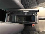 センターアームレスト付きで運転中も腕が楽々!