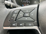 ステアリングスイッチ付き。前方から目を離すことなく操作することが可能です。