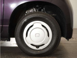 ◆純正ホイール装着車◆シンプルなデザインのホイールキャップ付きです。