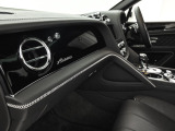 ベントレーは全てオーダーでの発注となっておりますので同じ車種でもステッチやベニヤ部分でまったく違う表情を感じることができます。