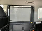 運転席のスイッチで全てのウィンドウの開閉操作を行うことができます。ロックボタンをONにしておくと、運転席以外のウィンドウは作動しないのでお子様を乗せているときなども安心ですね♪