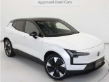 Volvo Cars appで車にリモートアクセスして、空調機能の操作や車の施錠・開錠、ソフトウェア更新などが可能です。エアコンやシートヒーターを操作して、出発前に車内を快適な温度に整えられます。
