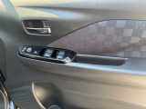 運転席ドアのパワーウインドウ操作スイッチと電格ドアミラーのリモコンスイッチです。狭い駐車場やすれ違い時にドアミラーが遠隔操作で格納できると大変便利です。