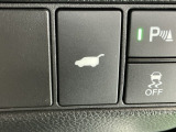テールゲートが電動で開閉でき、荷物などで両手がふさがっているときなど便利に使えます