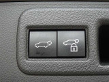 パワーバックドアを装備しています。バックドアを運転席からも開閉できます、便利ですよ。