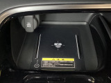 センターコンソールにはワイヤレス充電器を装備してます。Qi(チー)規格対応のスマートフォンなどを置くだけでワイヤレスで充電可能です。またスマートフォンの充電可能なUSB端子なども別途装備しています。