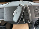 【インテリジェントキー】 ドアロックの開閉やエンジンスタートの操作までもボタンひとつでOKなんです。お買い物で、両手が塞がっている時もキーをポケットに入れていればボタン一つでドアロックを開閉出来ますよ