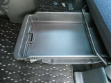 助手席シート下には車検証などが収納できるスライド式の収納BOXがついています。