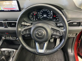 握りやすいステアリングホイールは、長距離運転でも疲れにくい設計です。操作系の配置も工夫されており、ドライバーをサポートします。