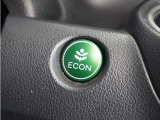 ◆ECONスイッチ(ECONモード)◆エンジンやエアコンといった、クルマ全体の動きを燃費優先で自動制御するECONモード。空調など快適性を優先したいときは、スイッチを押してOFFにできます。