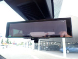スマートルームミラーがリヤカメラで車両後方の映像ルームミラー表示しをクリアな後方視界を確保してくれます。