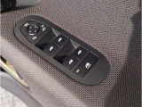 MINIはドアが分厚いです。衝突によりドアがつぶれてしまった場合にも外からいち早くドアを開けれるよう考えられています。数十秒の救出の遅れが命につながりかねない場合、こういった配慮が重要なポイントです。