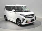 【美しい斜め前】斜め前方からの美しいフォルムです。雨の日やぬかるんだ道でも安定して走りご家族での遠出もしっかりとサポートしてくれる頼もしい佇まいです。