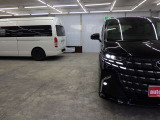 当店では専任のメカニックが大切なお客様のお車を一台一台丁寧に整備いたします。自社認証工場にてリフトアップし下回りまでキッチリ検査いたします。