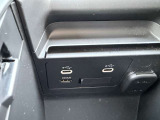 USB端子が2つ差し込めるようになっています!ケーブルを接続することで車内でスマートフォン等の充電が可能に!
