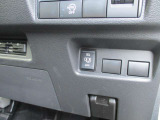 助手席側のスライドドアは運転席から指一本で開閉可能です。さらに外からは足で開閉できるオートハンズフリースライドドア付きなので両手がふさがっていても大丈夫です。
